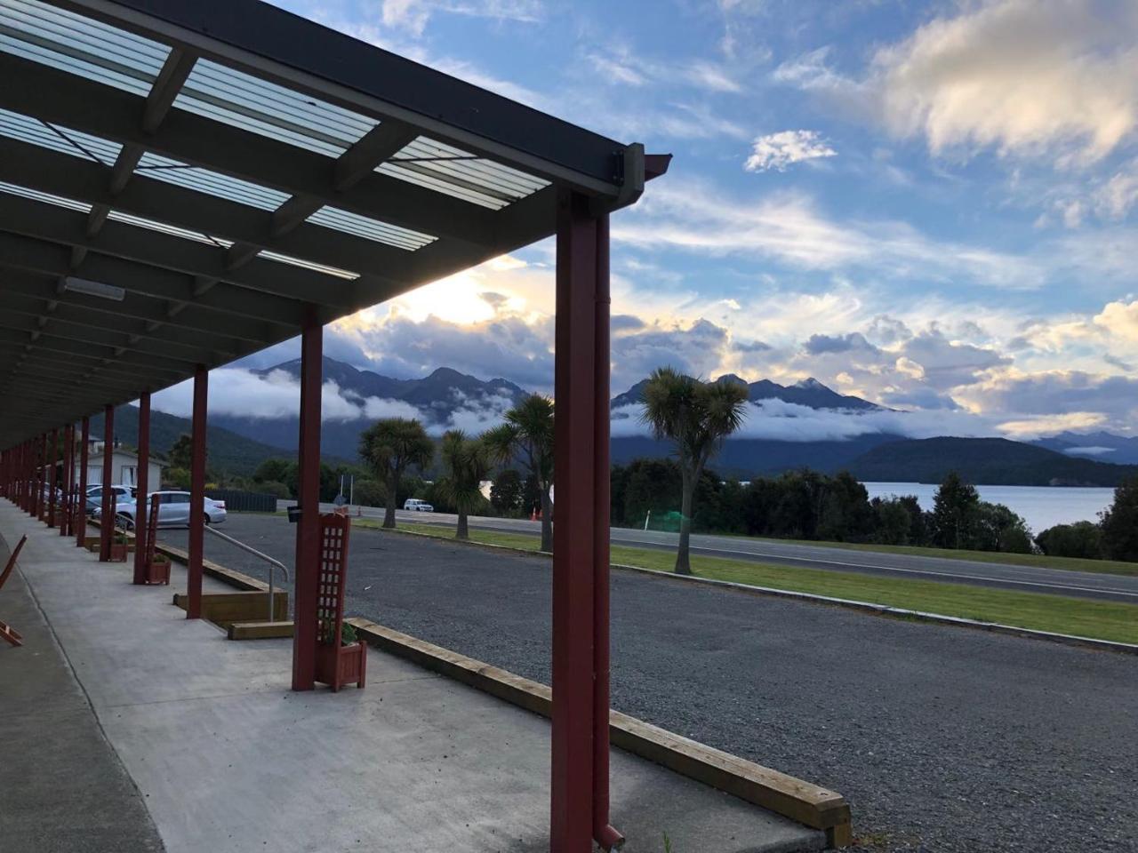 Te Anau Manapouri Lake Hotel Екстериор снимка