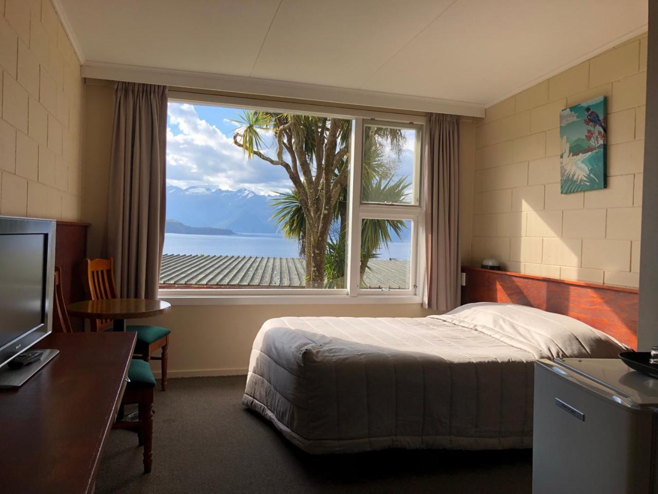 Te Anau Manapouri Lake Hotel Екстериор снимка