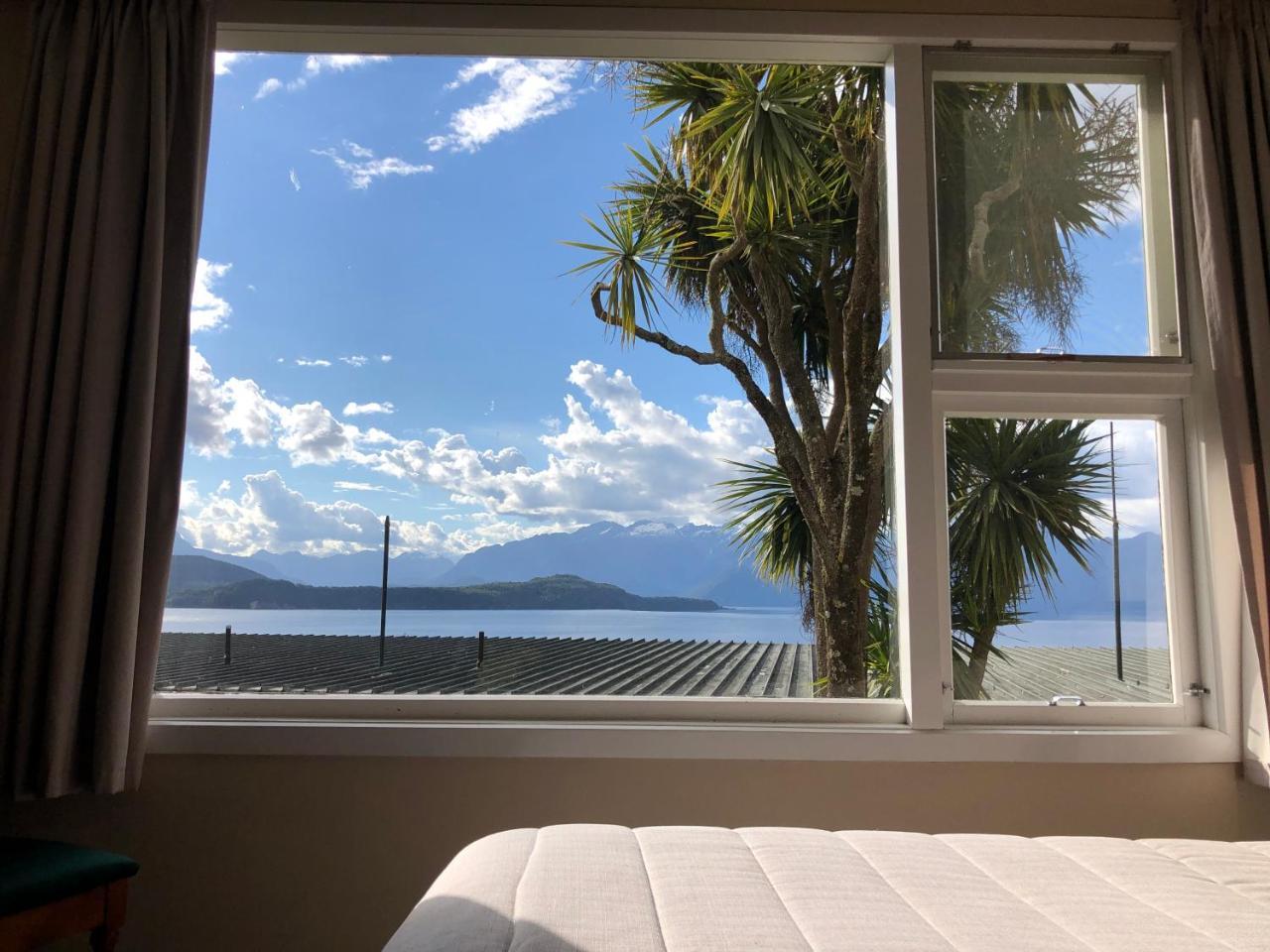 Te Anau Manapouri Lake Hotel Екстериор снимка