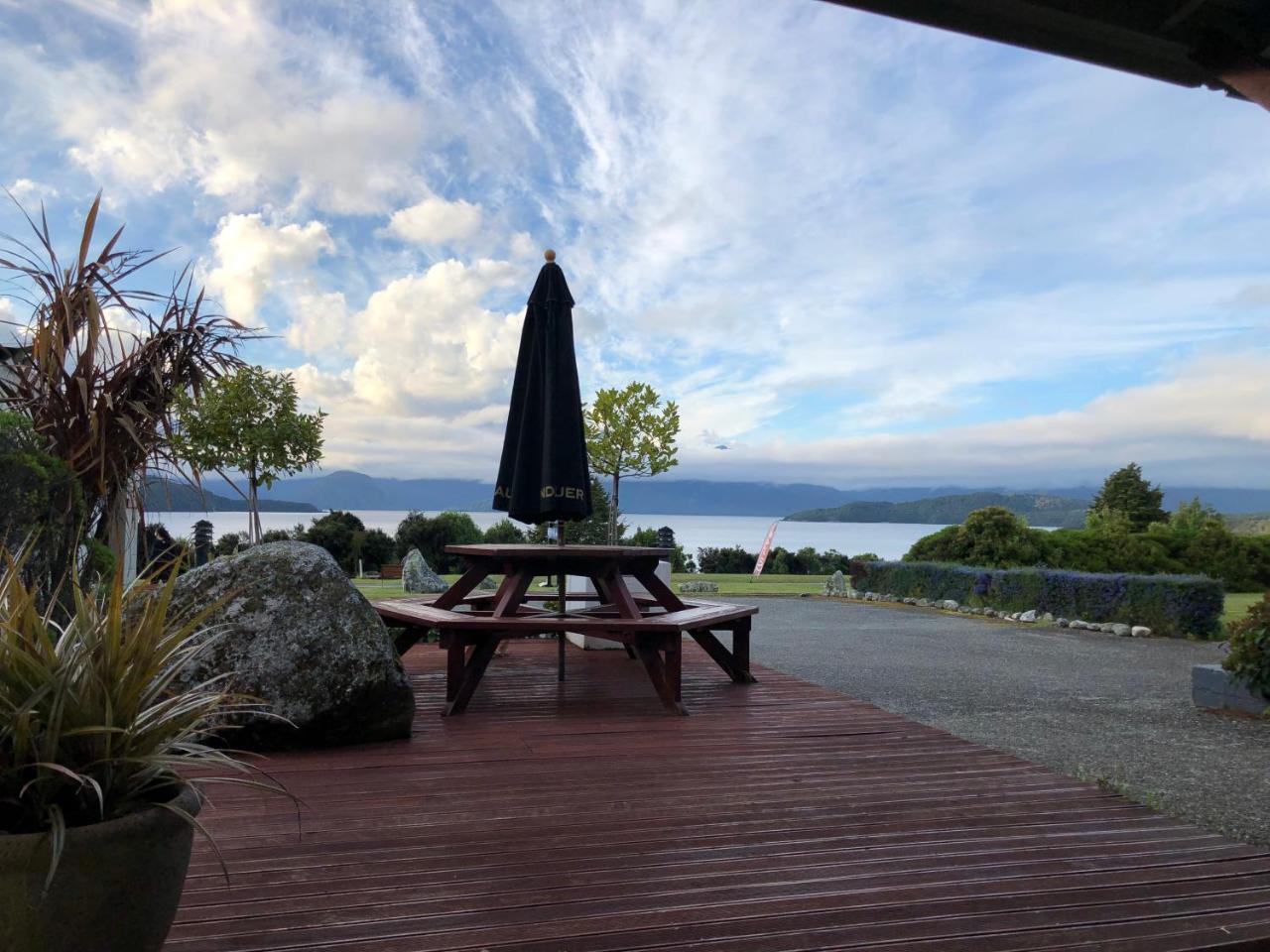 Te Anau Manapouri Lake Hotel Екстериор снимка